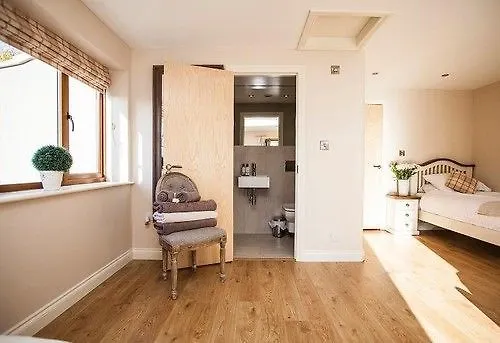Bed & Breakfast Accommodation Bristol Airport Redhill
